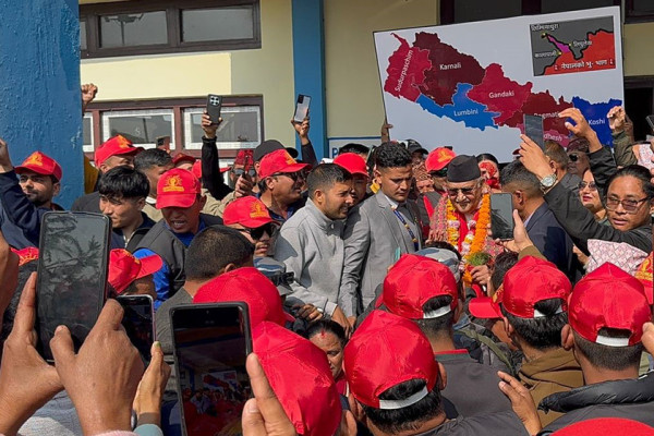 झापा पुगे ओली, चुच्चे नक्सासहित स्वागतमा कार्यकर्ता (तस्बिरहरू)